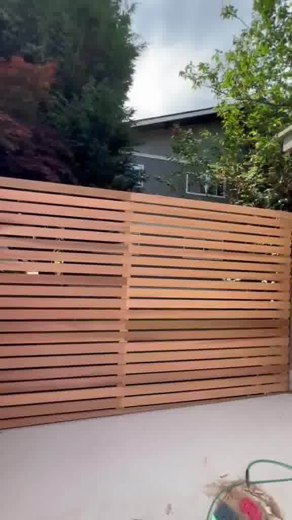 Horizontal cedar privacy fence